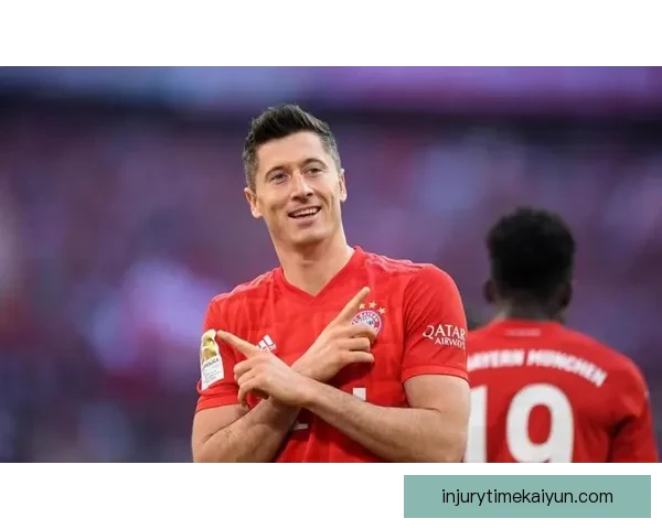 莱万多夫斯基迎来巴萨生涯百球成就，状态持续提升引发关注。